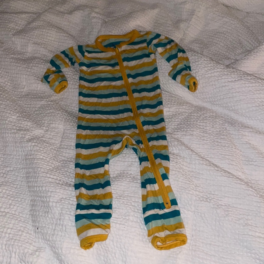 Kozi & co bamboo zippy, 6-12m GUC some piling & wash wear